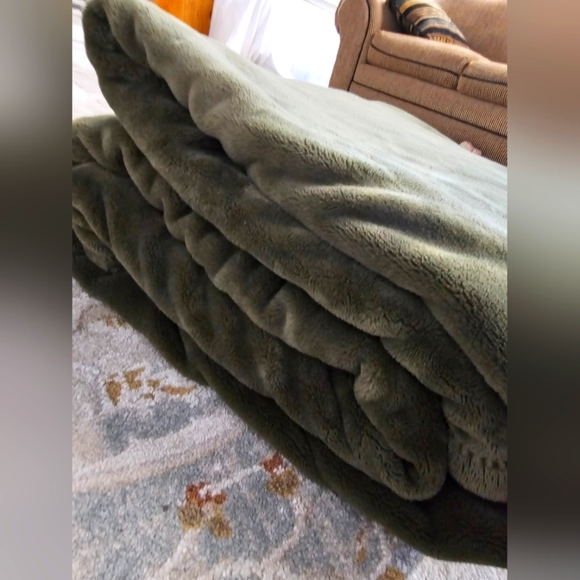 Soft Forest Green Queen Size Blanket - Picture 2 of 3